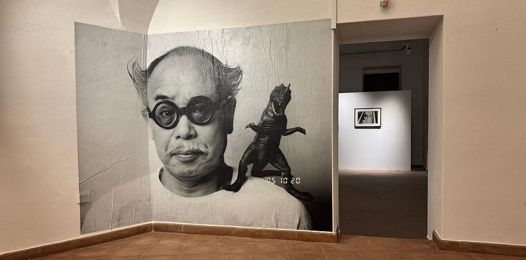 Il ritratto di Nobuyoshi Araki all'ingresso della mostra Secret Pages alla Pinacoteca Carlo Contini di Oristano