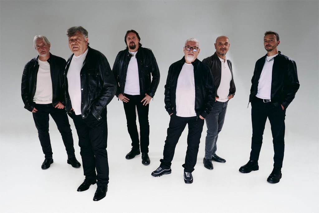 I Nomadi in una foto di gruppo