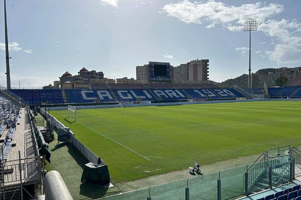 Interno dello stadio Unipol Domus di Cagliari, vista dal settore principale