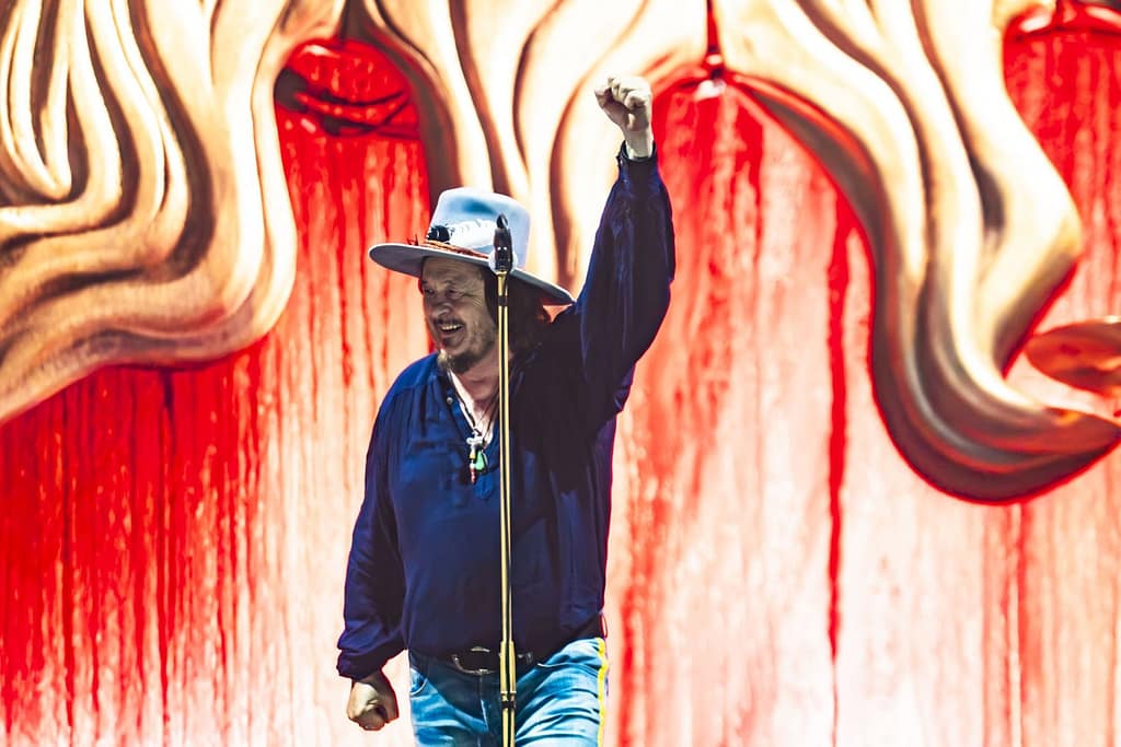 Zucchero Fornaciari sul palco durante un concerto