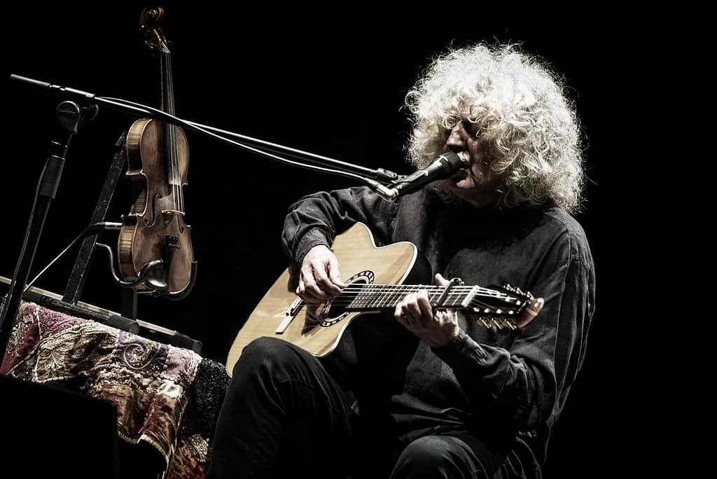 Angelo Branduardi in concerto con la chitarra