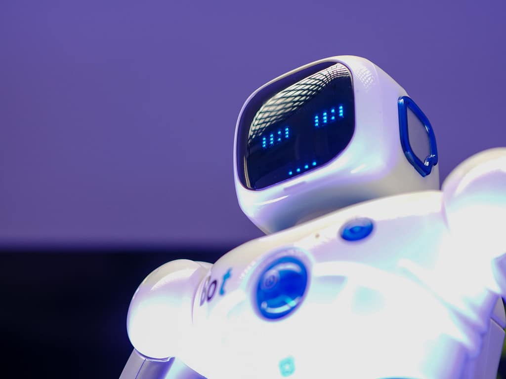 Robot con display digitale, simbolo della musica creata dall'intelligenza artificiale
