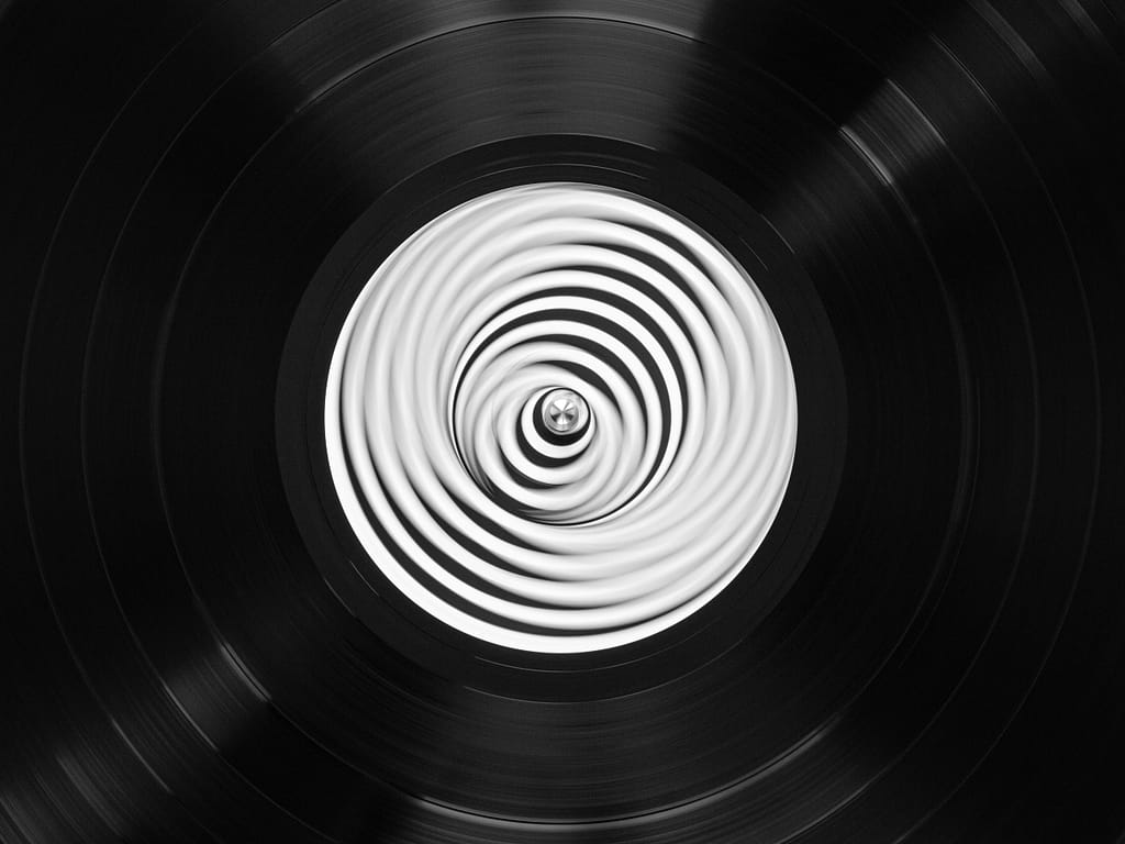 Solchi di un vinile in bianco e nero, effetto spirale
