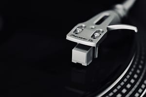 Puntina su un vinile in un giradischi