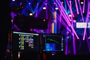 Regia con monitor audio e luci viola di un concerto - TOP 10 di 96 Radio