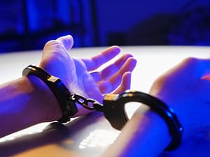 Mani ammanettate, simbolo dell'arresto