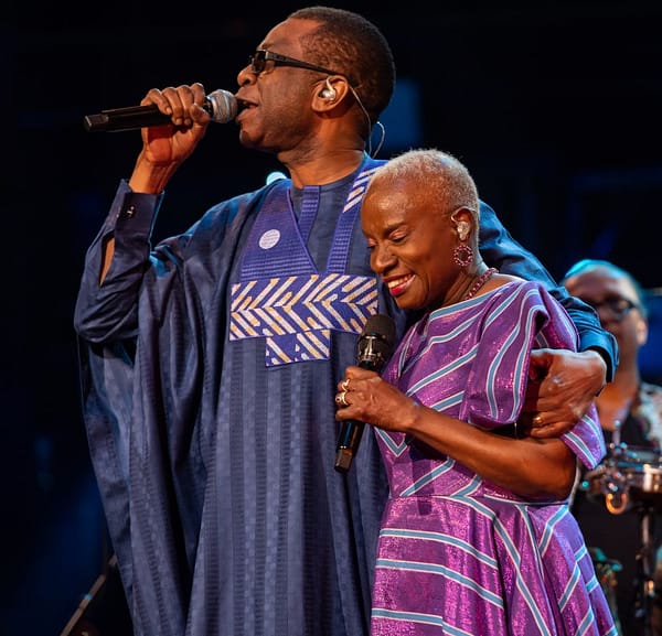 Youssou N'Dour abbraccia Angélique Kidjo sul palco