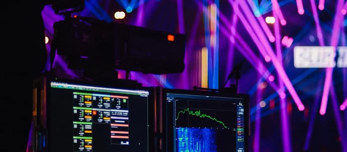 Regia con monitor audio e luci viola di un concerto - TOP 10 di 96 Radio