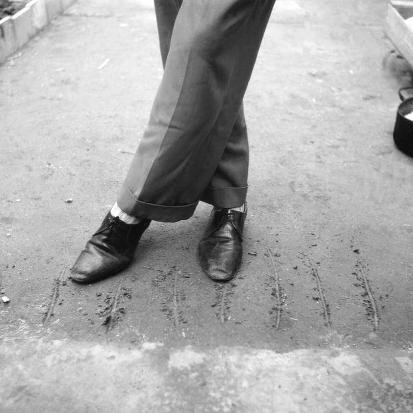 Peppino Deiala mostra i passi del ballo sardo a Cabras nel 1957, foto di Andreas Bentzon