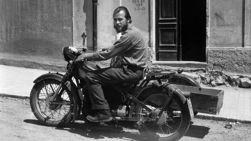 Andreas Fridolin Weis Bentzon sulla sua moto Nimbus a Cagliari nel 1958