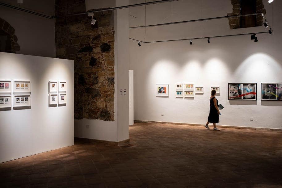Una visitatrice davanti alle fotografie di Nobuyoshi Araki nella mostra Secret Pages a Oristano