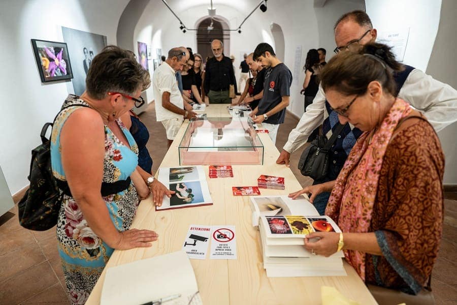 Il pubblico all'inaugurazione della mostra Secret Pages alla Pinacoteca Carlo Contini di Oristano