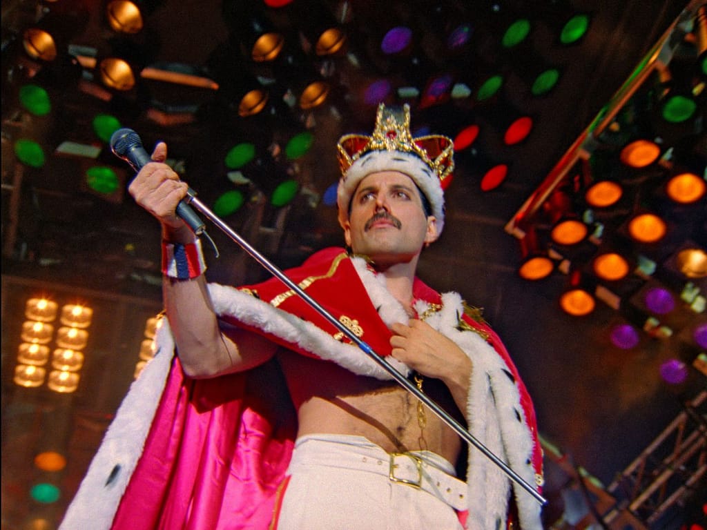 Freddie Mercury sul palco del Népstadion di Budapest nel 1986