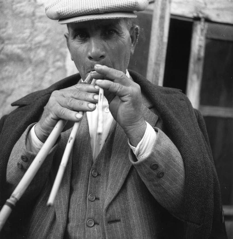 Giovanni Mele mostra le launeddas a Cabras nel 1958, foto di Andreas Bentzon