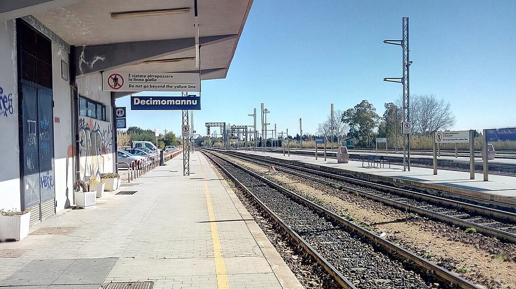 Binari e banchina della stazione ferroviaria di Decimomannu